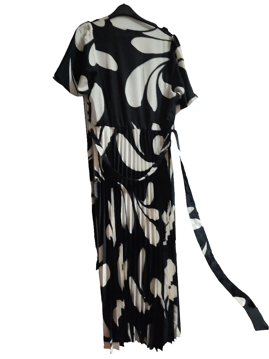 Women pleated size 14 white and black dress