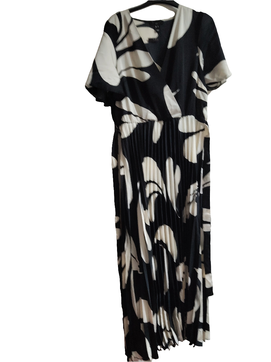Women pleated size 14 white and black dress