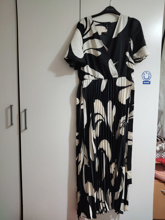 Women pleated size 14 white and black dress